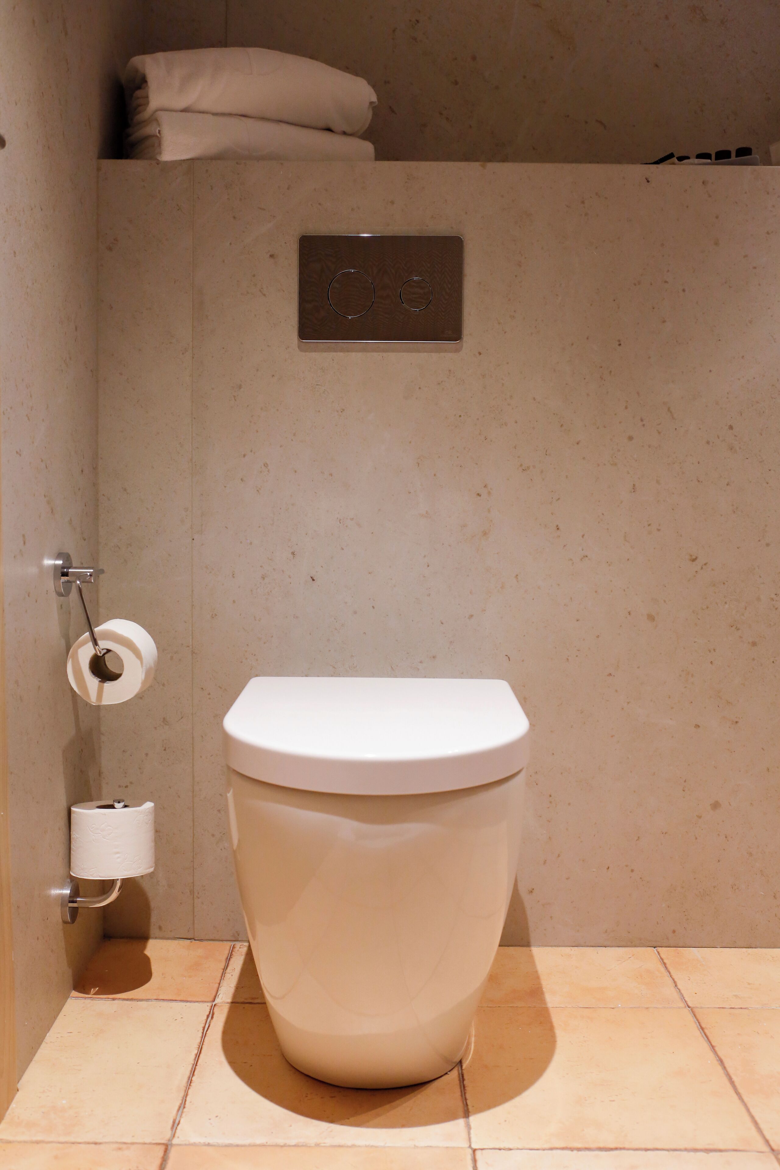 combined shower/bathtub, hair dryer, bidet, towels