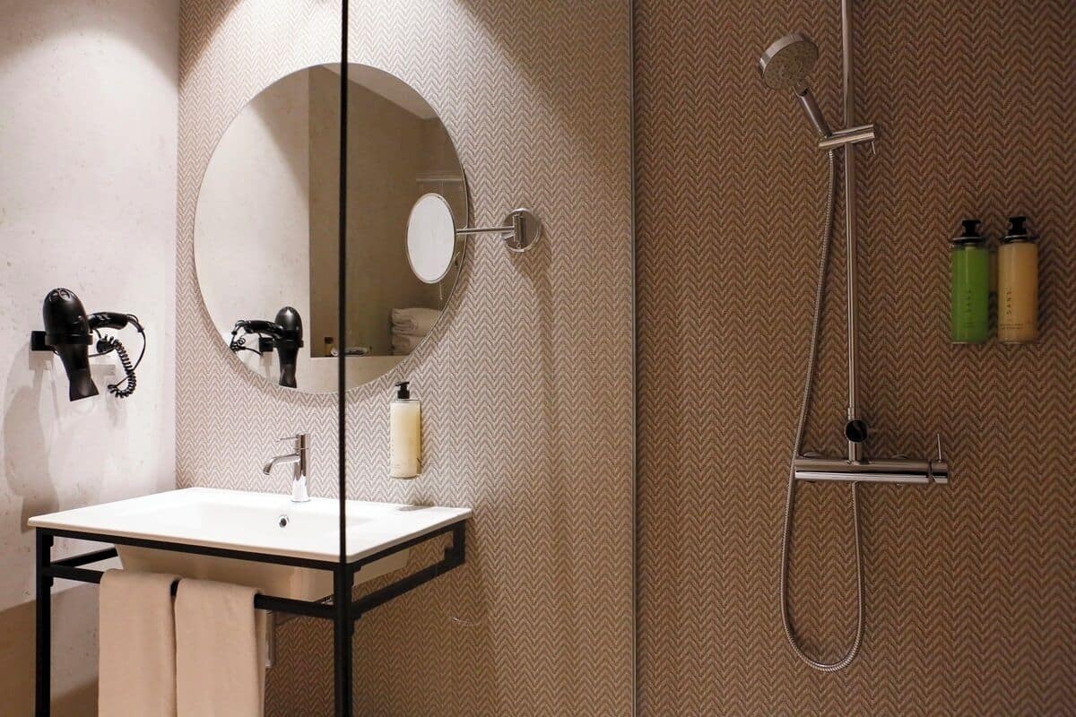 combined shower/bathtub, hair dryer, bidet, towels