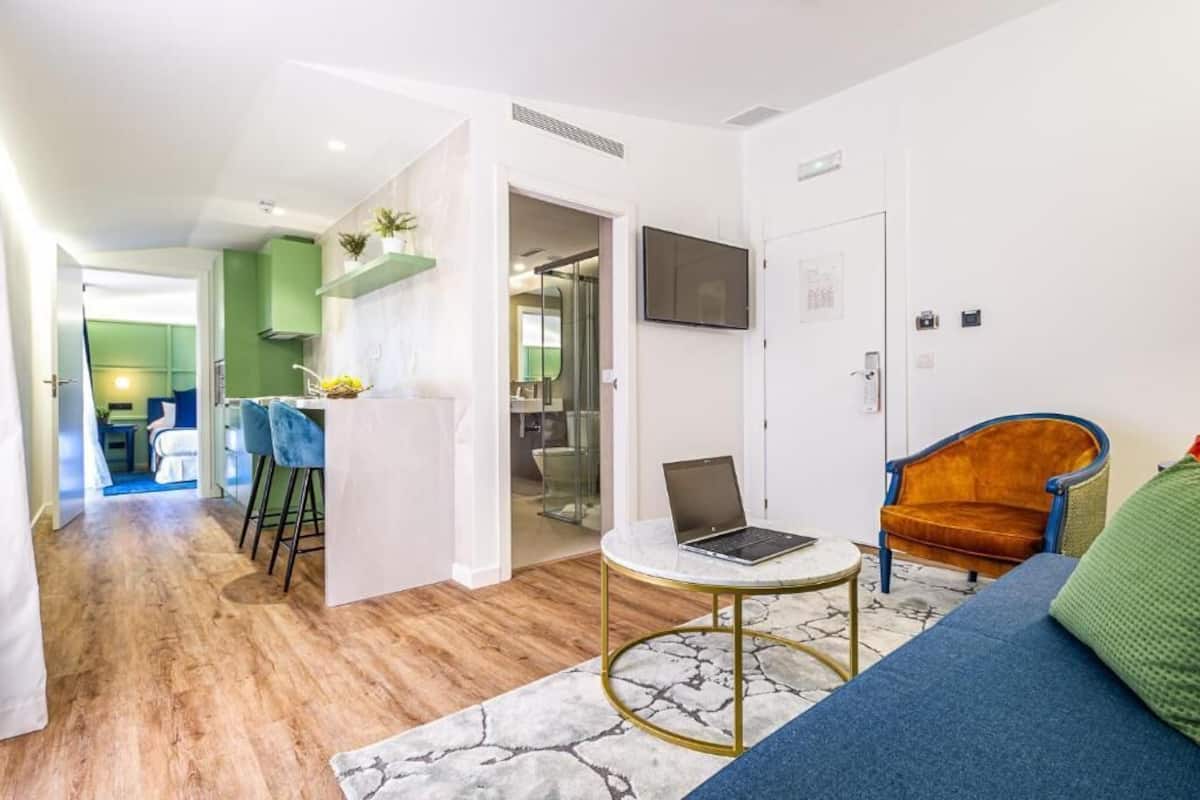 Deluxe Studio, 1 Double Bed with Sofa bed, Non Smoking | 1 bedroom, minibar, in-room safe, desk