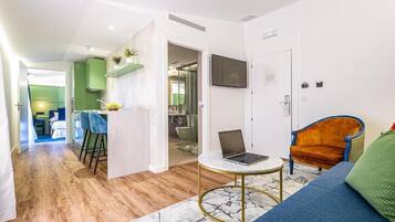 Estudio Deluxe, 1 cama doble con sofá cama, no fumadores | Minibar, caja fuerte, escritorio y cortinas opacas