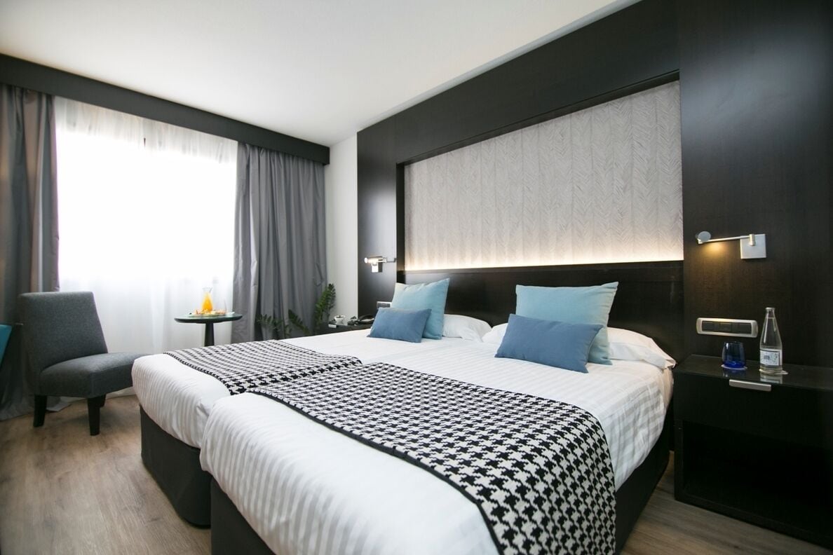 Minibar, pengeskab på værelset, skrivebord, mørklægningsgardiner