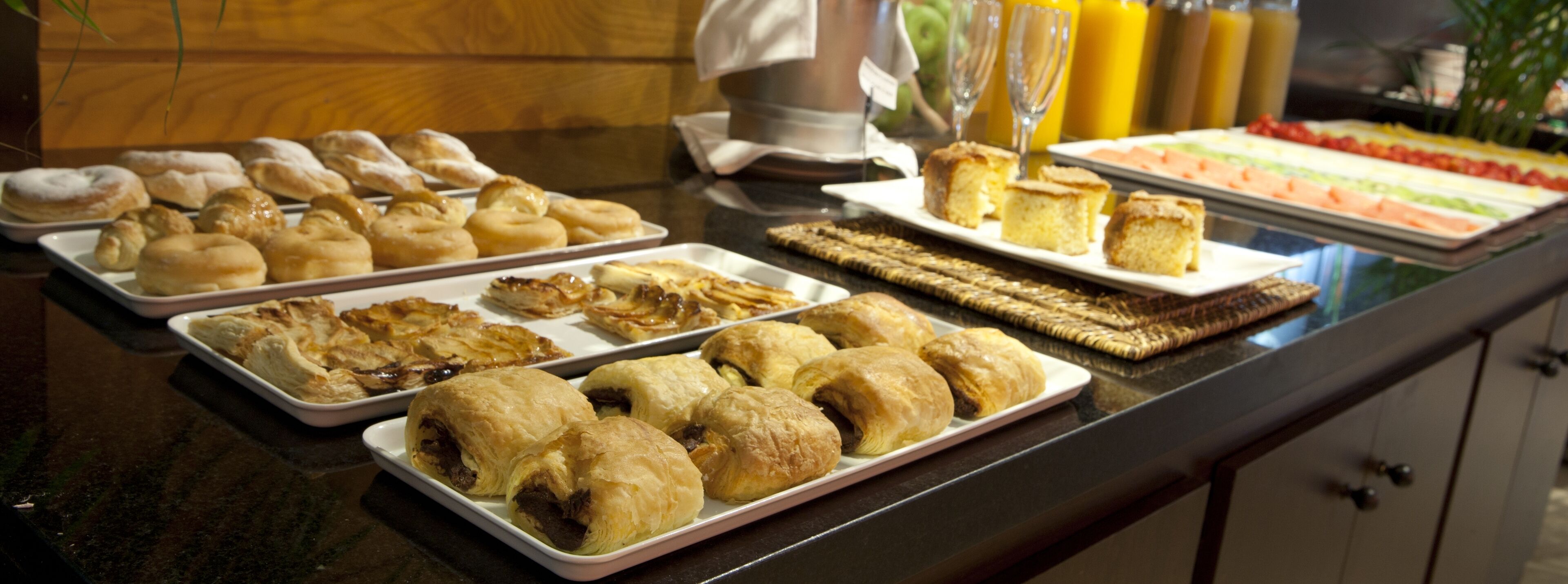 Café da manhã com buffet diário (EUR 15 por pessoa) 