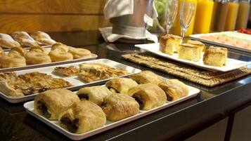 Se ofrece un desayuno bufé (15 EUR por persona)