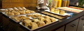 Se ofrece un desayuno bufé todos los días (por un coste adicional)