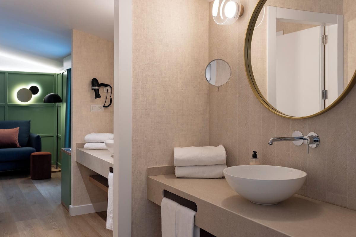 deluxe studio, 1 double bed with sofa bed, non smoking | bathroom | free toiletries, hair dryer, bidet, towels