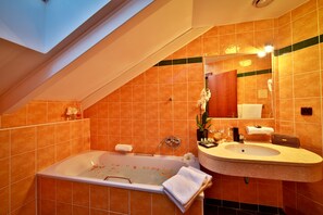 Suite | Bathroom | Free toiletries, hair dryer, towels