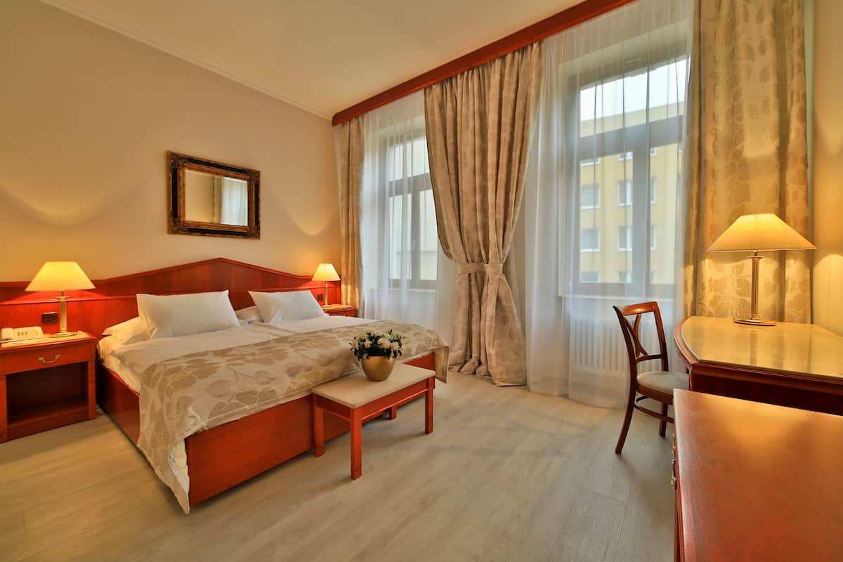Quarto casal ou duplo standard | Frigobar, cofres nos quartos, berços grátis, Wi-Fi de cortesia
