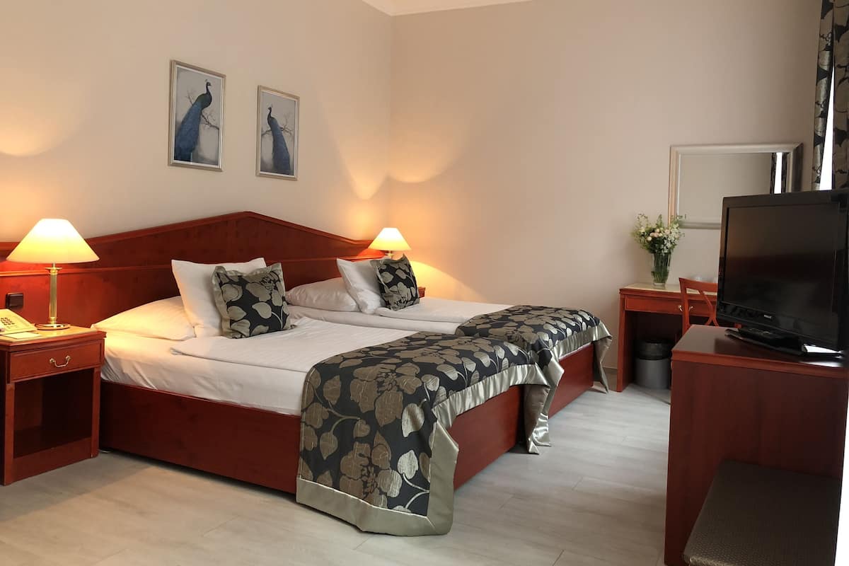 Minibar, caja de seguridad en la habitación y cunas gratuitas