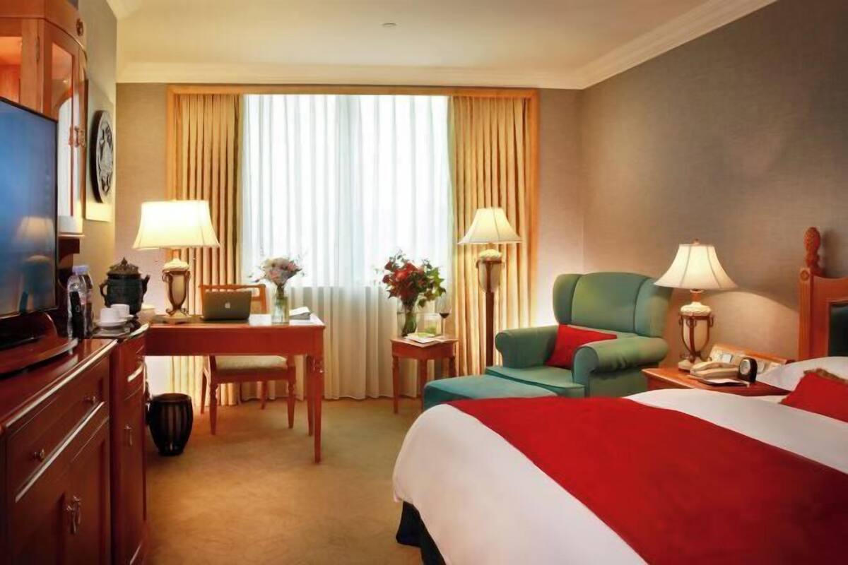 Cubrecamas y minibar con artículos gratuitos 