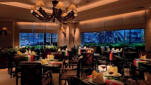 2 restaurants, breakfast served
