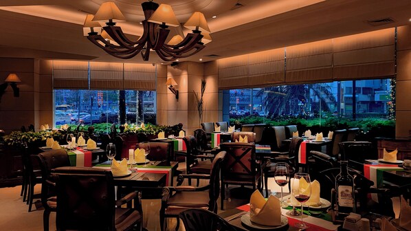 2 restaurants, breakfast served