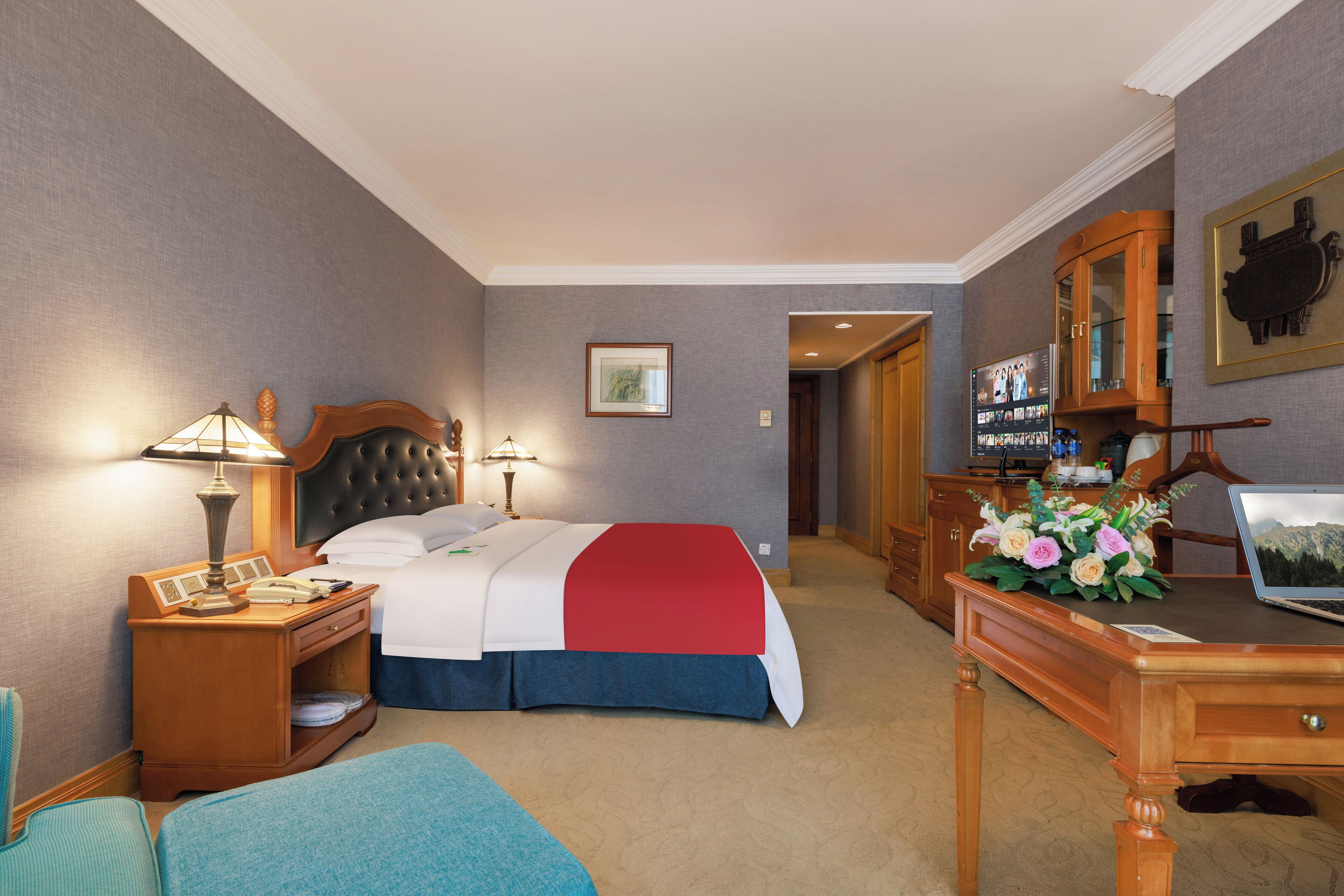 executive single room | down duvets, free minibar, in-room safe, individually decorated