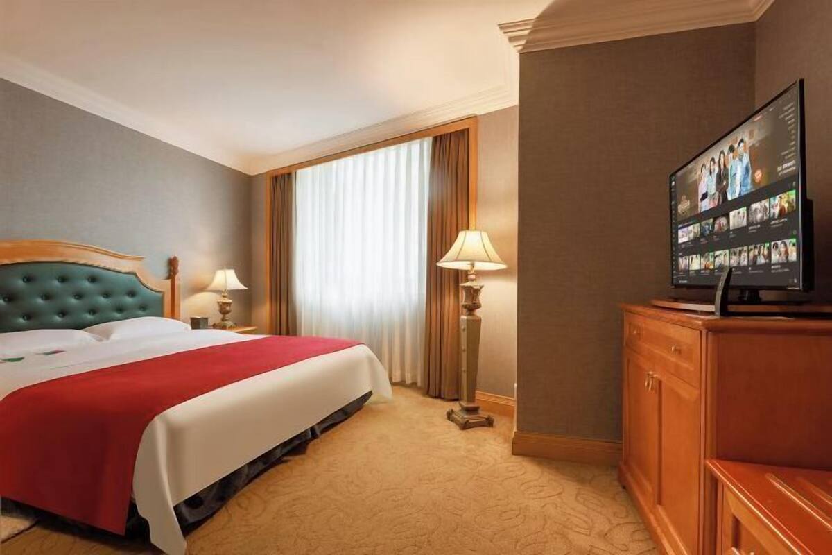Cubrecamas y minibar con artículos gratuitos 