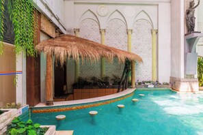 Una piscina techada, abierta desde las 06:00 hasta las 22:00, sombrillas