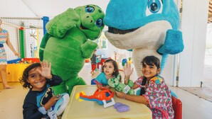 A room with a play area, including a table with toys and a large inflatable dinosaur. - Sauipe Terra Resort - All Inclusive (Mata de São João)