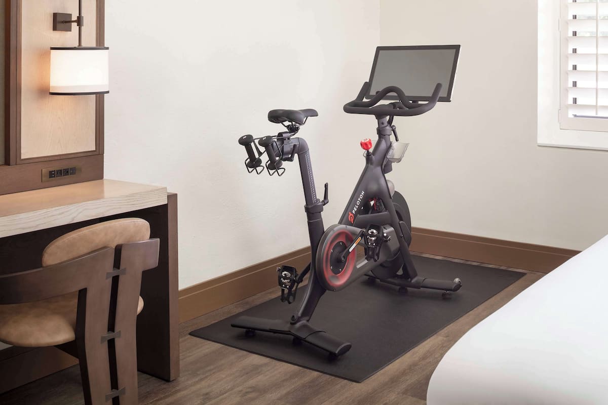 Kamar, 1 Tempat Tidur King (Peloton Bike) | Seprai premium, bantalan ekstra lembut, brankas, dan meja kerja