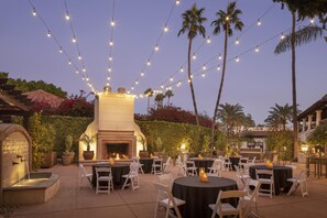 Courtyard - The Scottsdale Resort and Spa, Curio Collection by Hilton (Scottsdale)