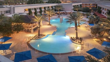 2 piscinas al aire libre, camas de piscina con cargo, sombrillas
