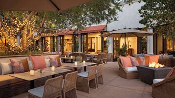 5 bars/lounges, lobbylounge, cocktailbar