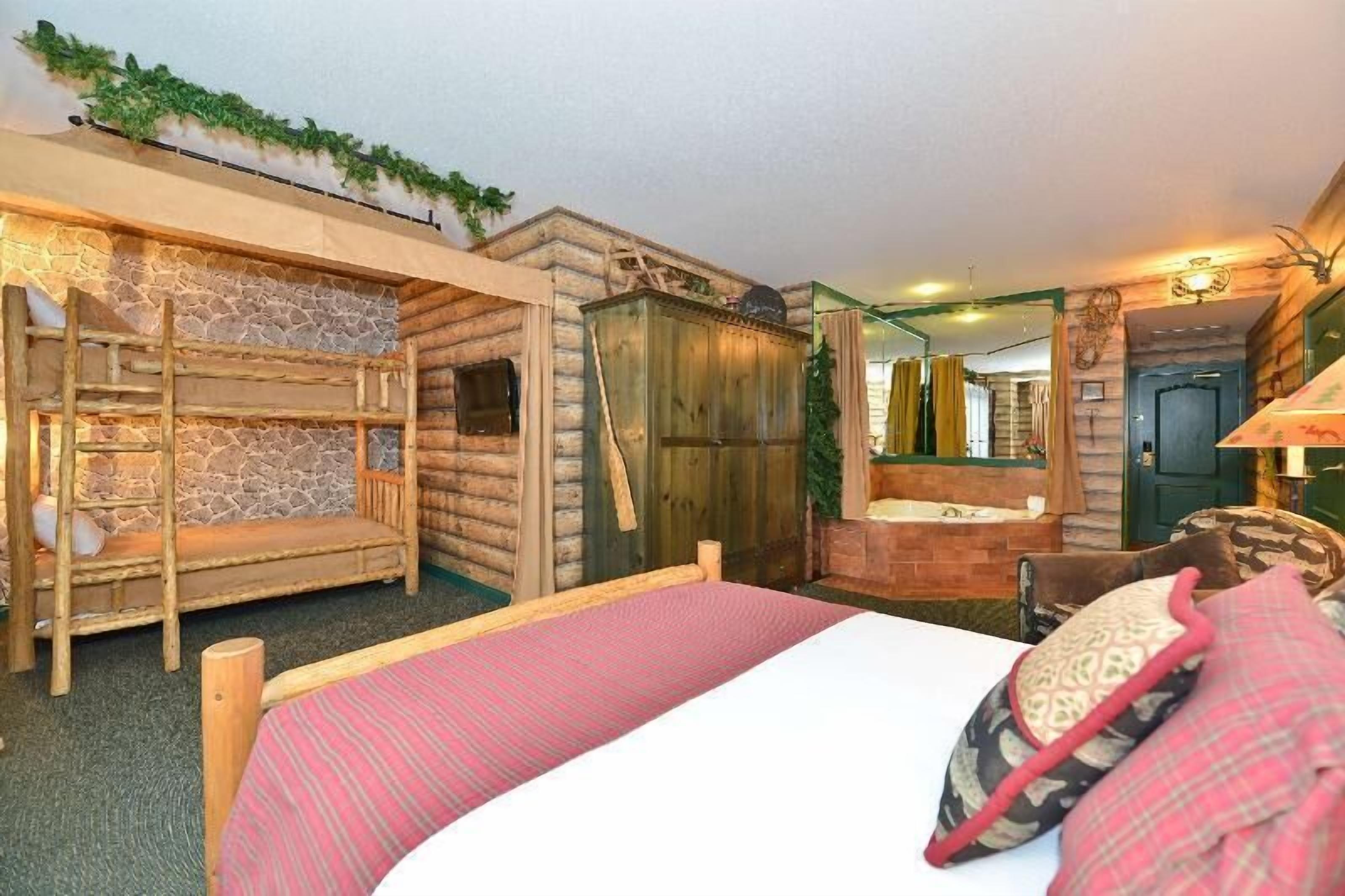 In-room safe, laptop workspace, iron/ironing board, free WiFi