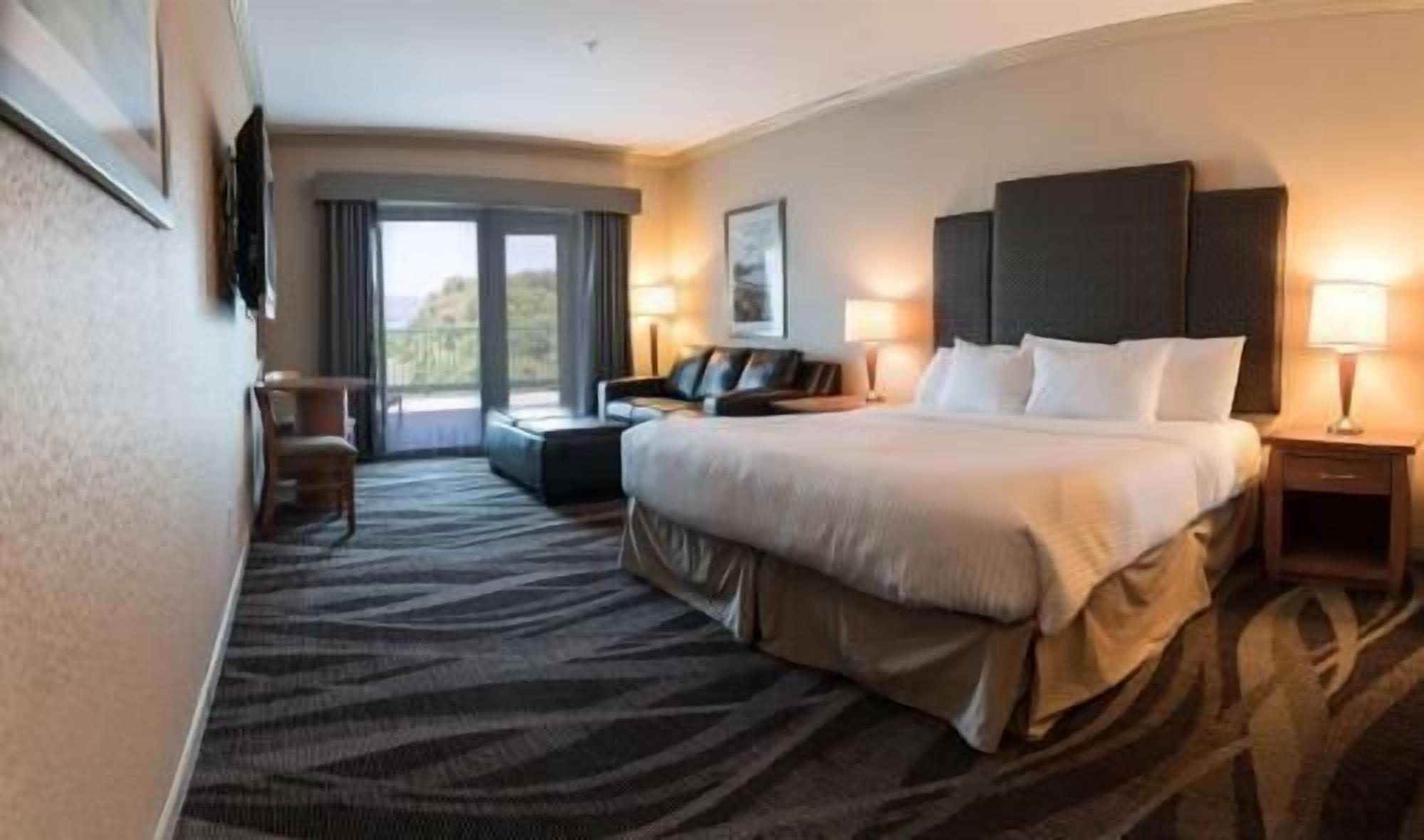 In-room safe, laptop workspace, iron/ironing board, free WiFi