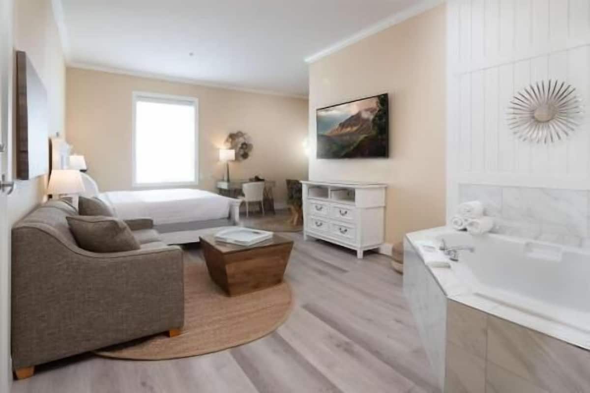In-room safe, laptop workspace, iron/ironing board, free WiFi