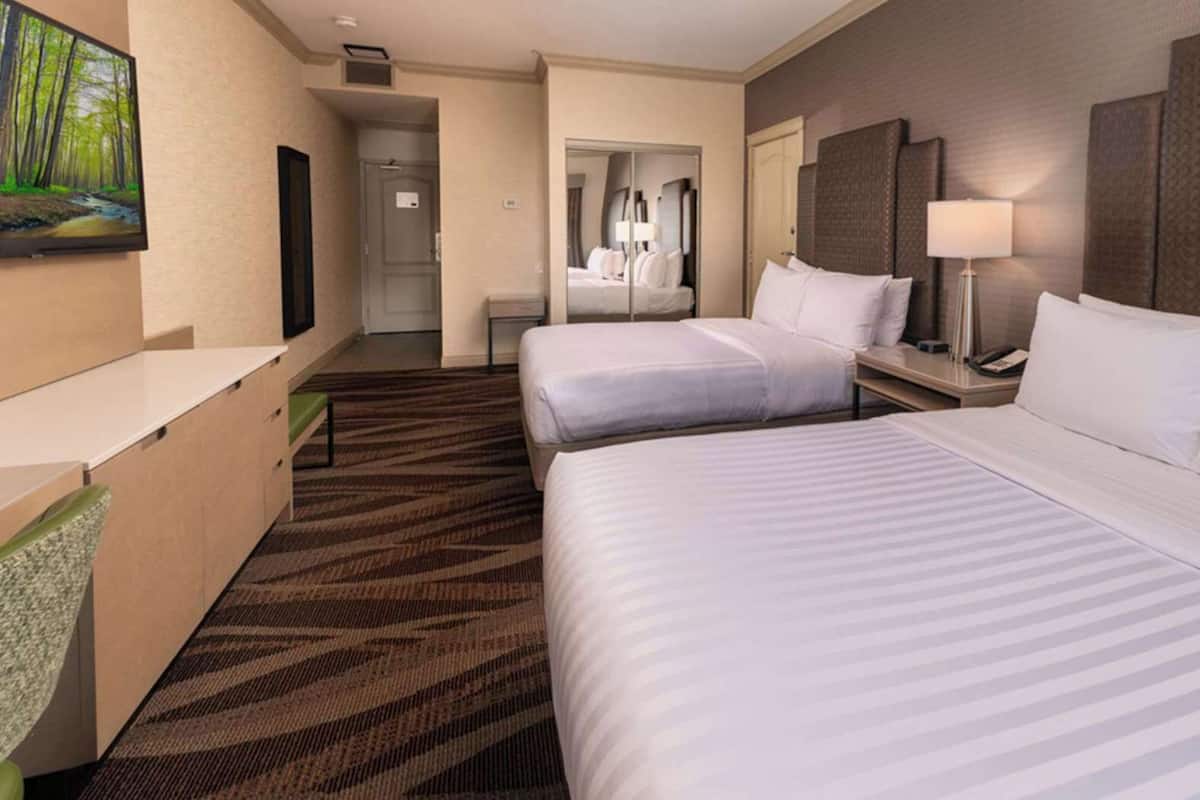 In-room safe, laptop workspace, iron/ironing board, free WiFi