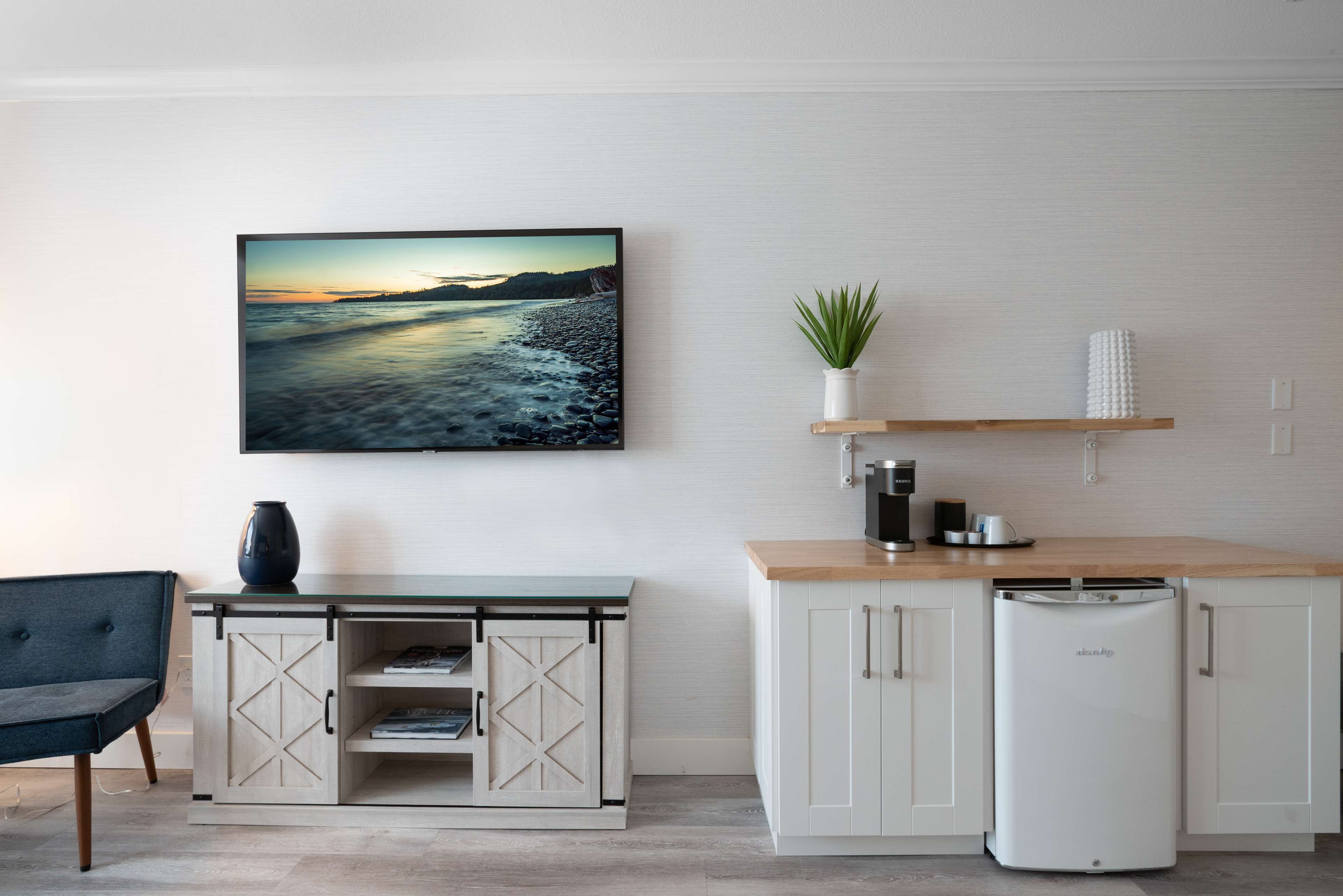 standard room, 1 king bed, non smoking, jetted tub | 1 bedroom, in-room safe, laptop workspace, iron/ironing board