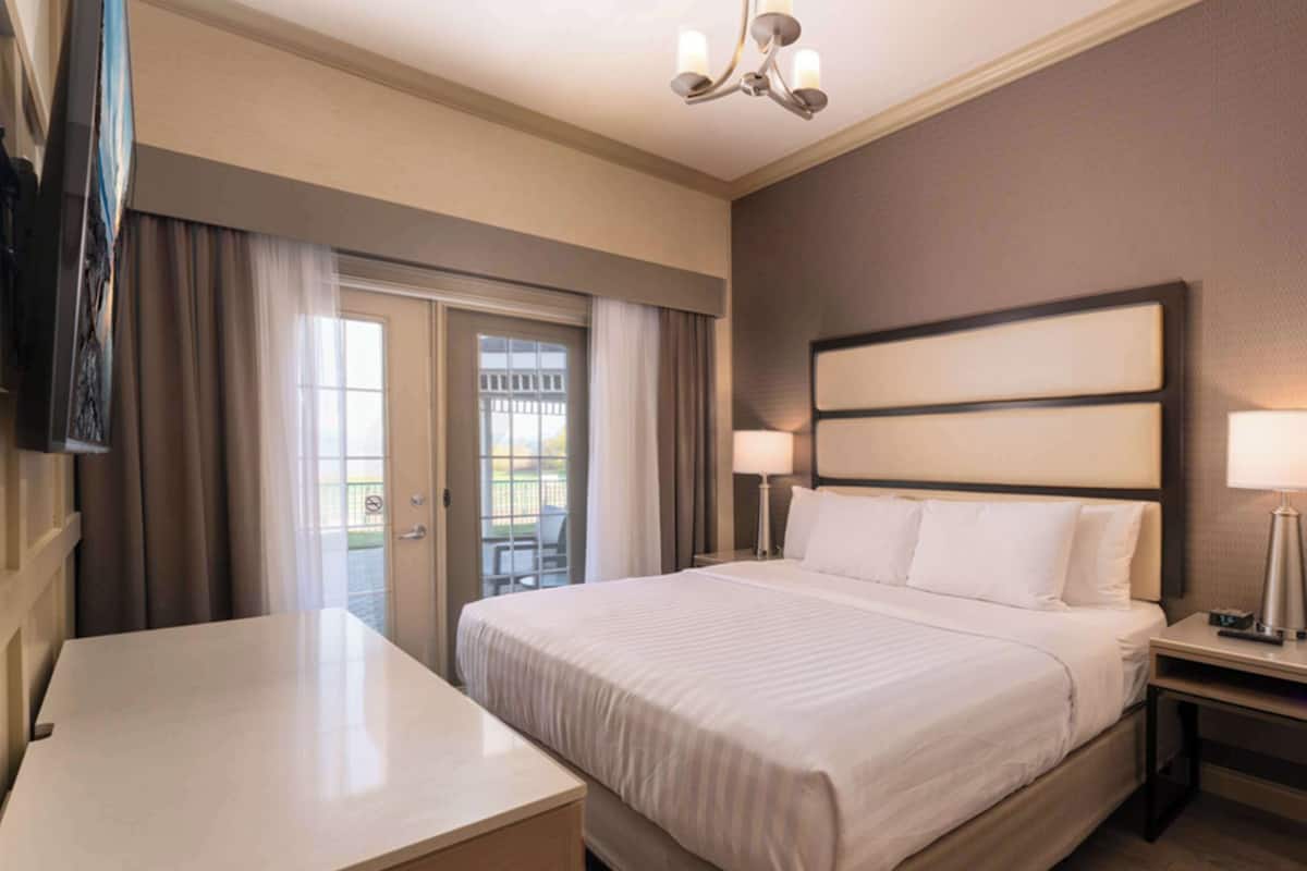 Phòng Suite, nhiều giường, sân hiên, quang cảnh hồ | Két bảo mật tại phòng, khu vực làm việc phù hợp cho laptop