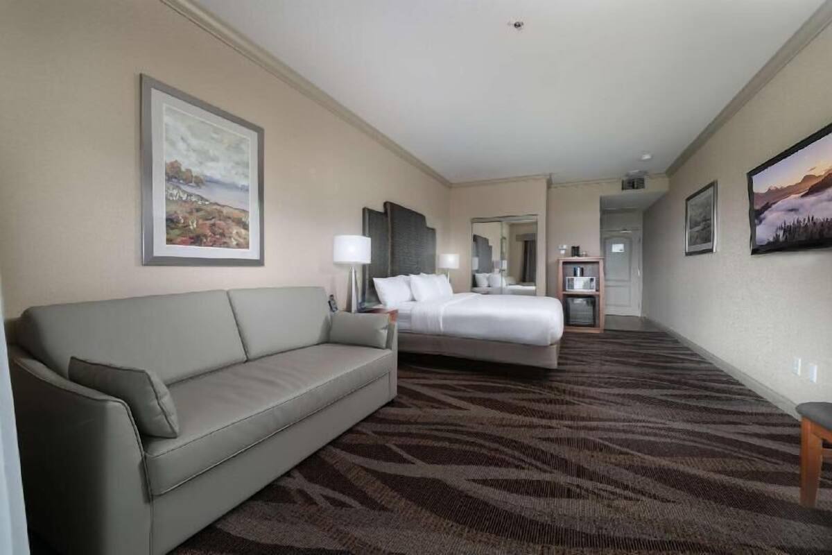 In-room safe, laptop workspace, iron/ironing board, free WiFi