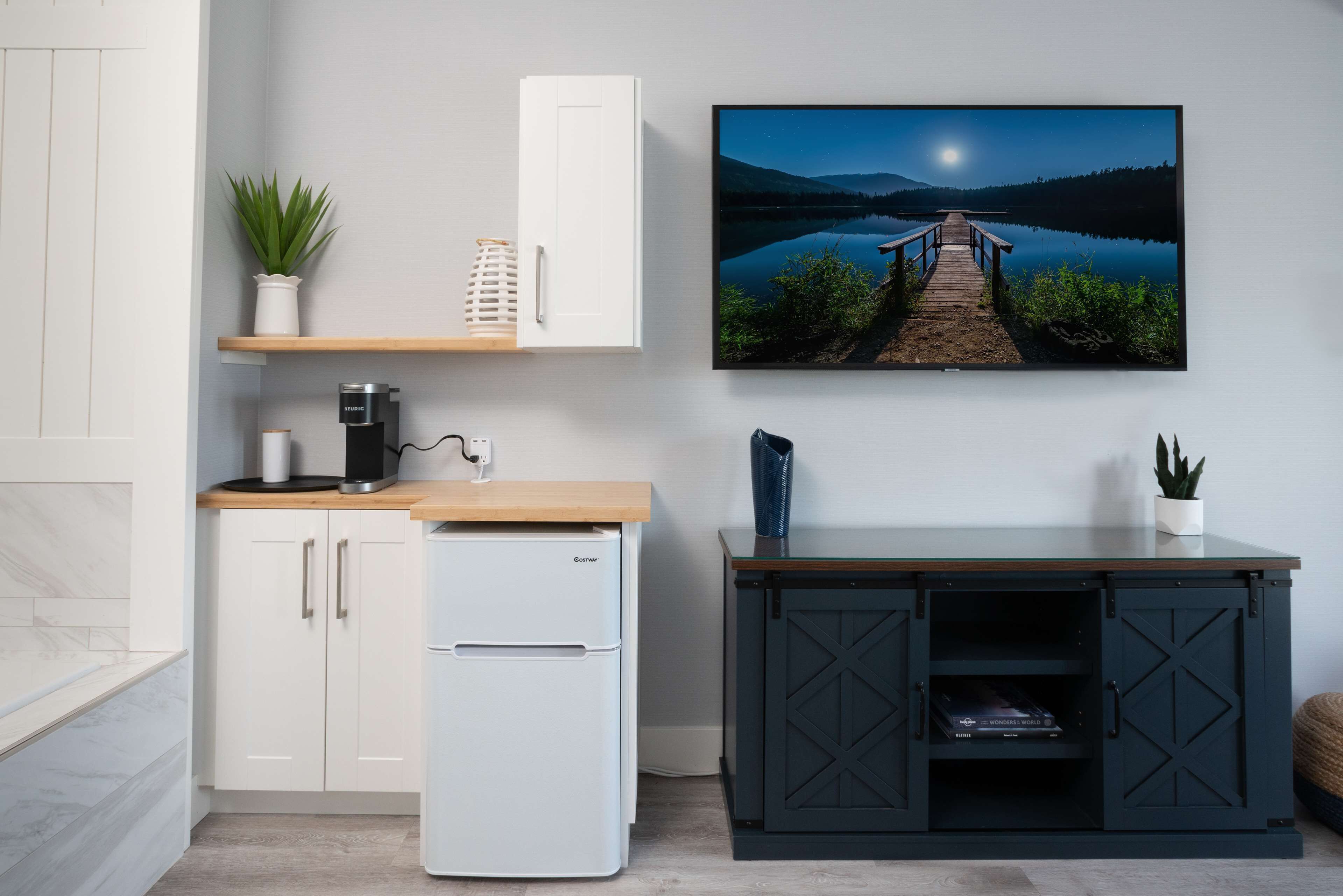 standard room, 1 king bed, balcony, lake view | 1 bedroom, in-room safe, laptop workspace, iron/ironing board