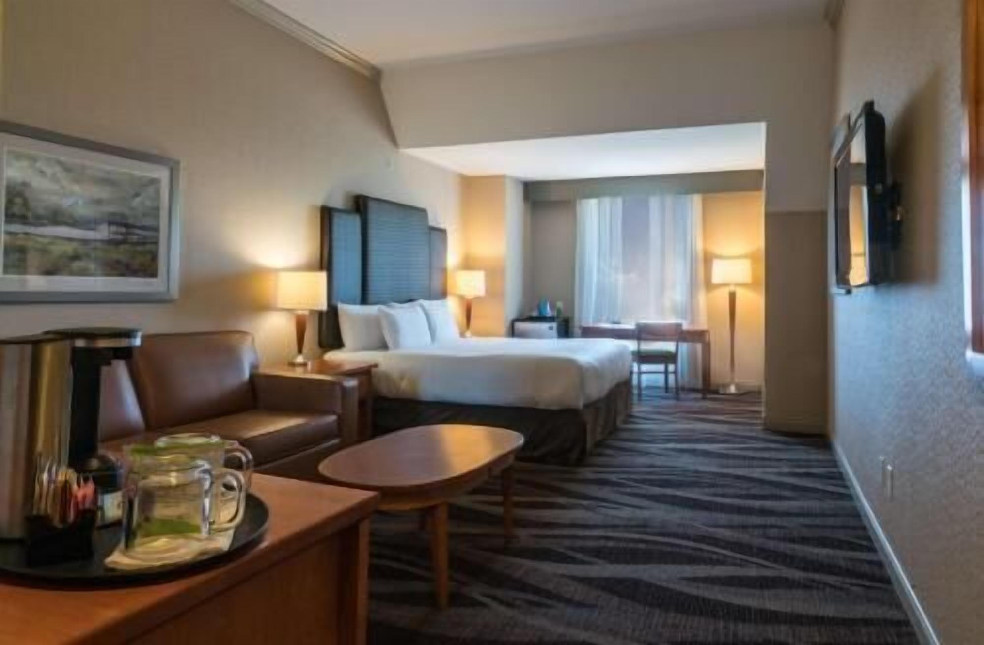 In-room safe, laptop workspace, iron/ironing board, free WiFi