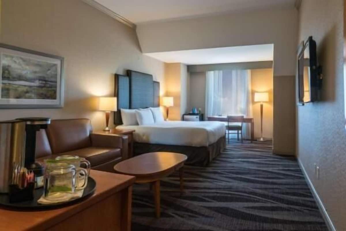 In-room safe, laptop workspace, iron/ironing board, free WiFi