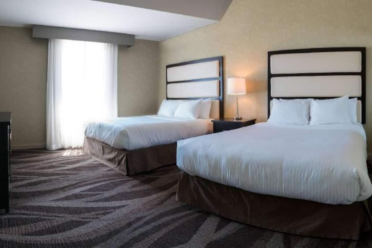 In-room safe, laptop workspace, iron/ironing board, free WiFi