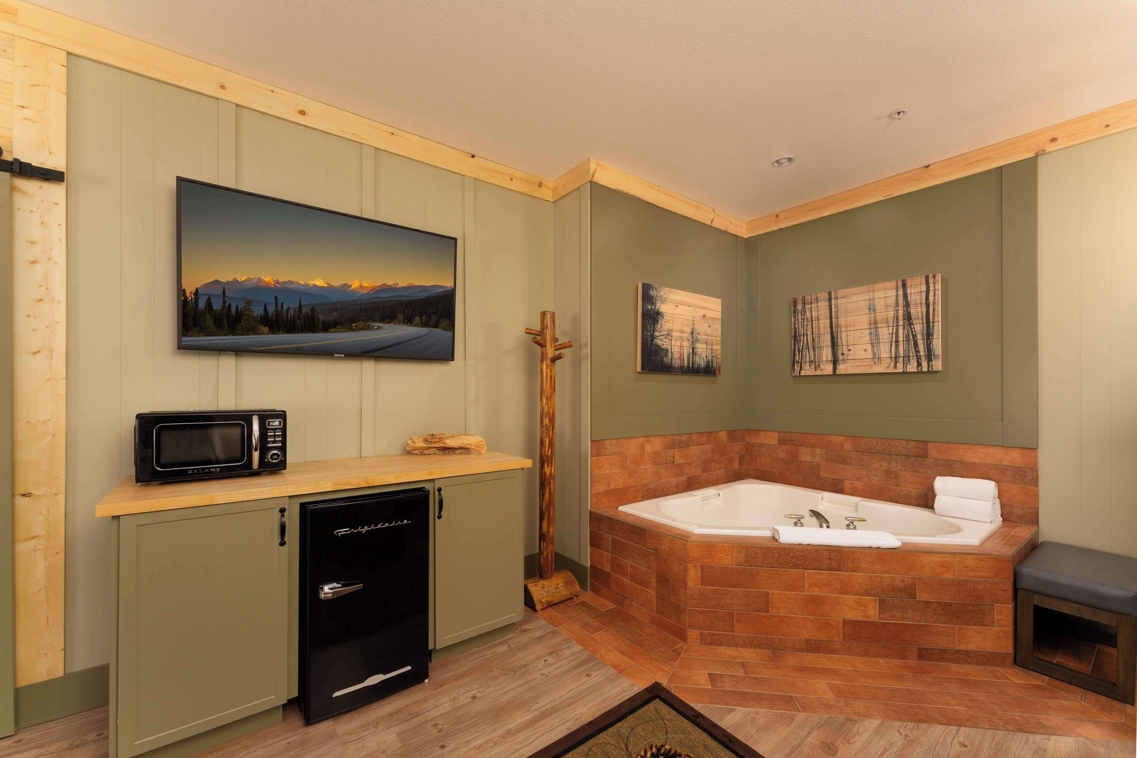 design room, multiple beds, non smoking, jetted tub | room amenity