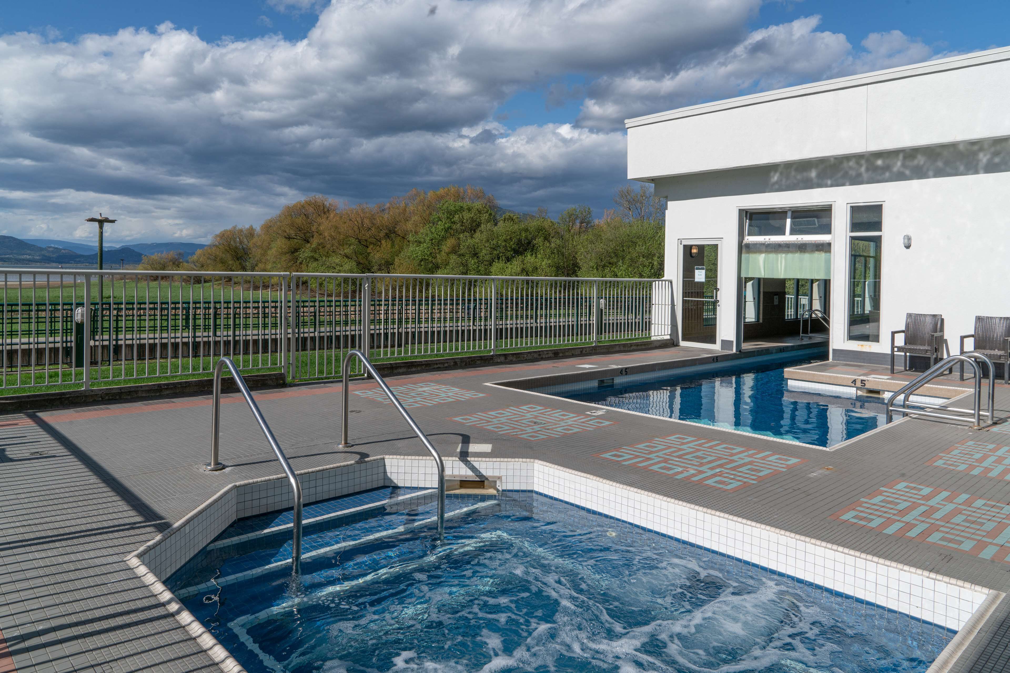 Indendørs pool, udendørs pool, liggestole