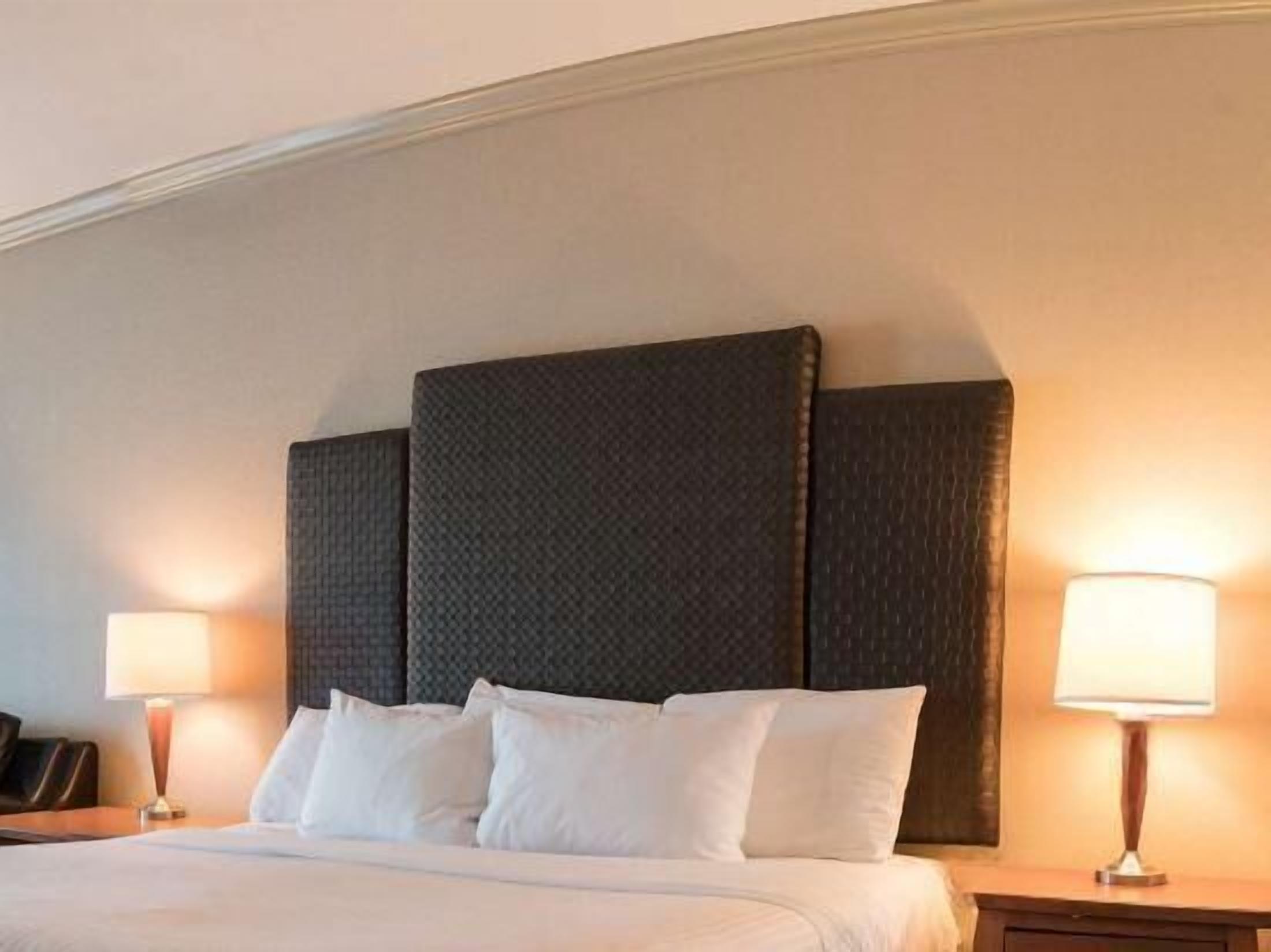 In-room safe, laptop workspace, iron/ironing board, free WiFi