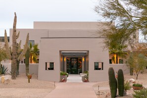 Couples treatment rooms, sauna, hot tub, steam room, body treatments