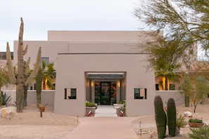 Couples treatment rooms, sauna, hot tub, steam room, body treatments
