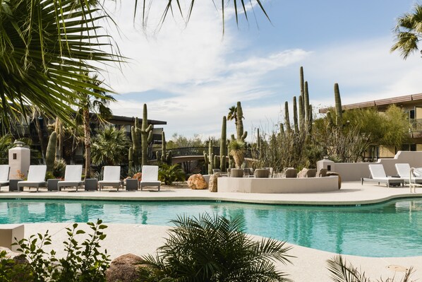 3 piscines extérieures, cabanas (supplément), parasols