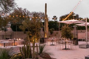 供应早餐、午餐和晚餐，泳池景观