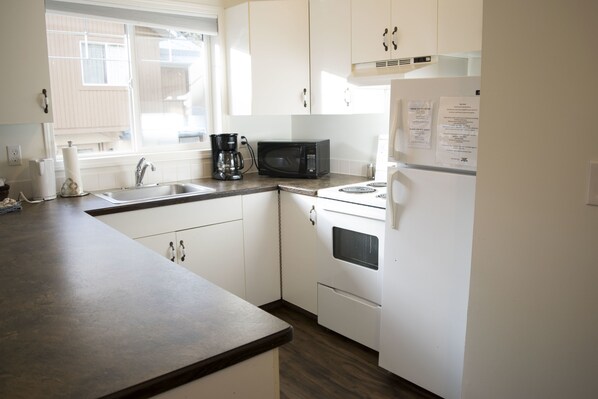 Refrigerador con freezer, microondas, horno, placa de cocina