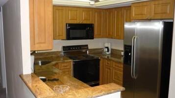 Apartemen | Dapur pribadi | Lemari es, microwave, kompor, dan mesin pencuci piring