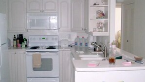 Coffee/tea maker, fridge, microwave, stovetop - South Seas on the Gulf (Marco Island)
