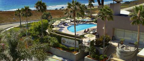 2 Außenpools, Sonnenschirme, Liegestühle