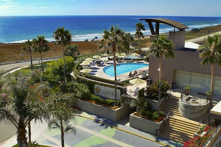 2 piscinas al aire libre, sombrillas, sillones reclinables de piscina. Carlsbad Seapointe Resort