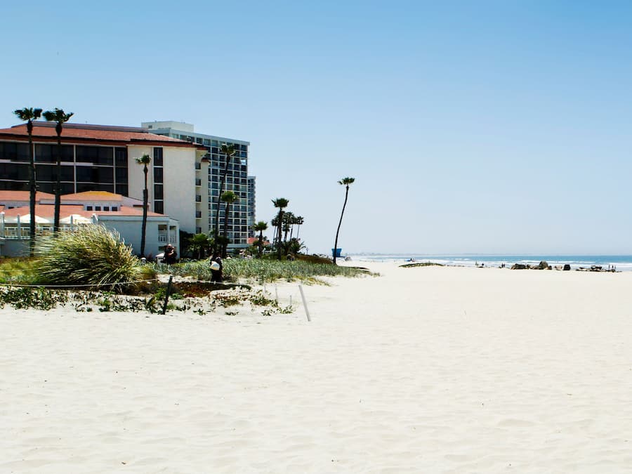 Una spiaggia nelle vicinanze