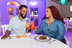 供应早餐、午餐和晚餐