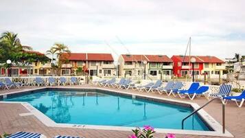 Utomhuspool och solstolar