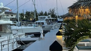 Ein Yachthafen mit vertäuten Yachten und einem gut beleuchteten Steg.